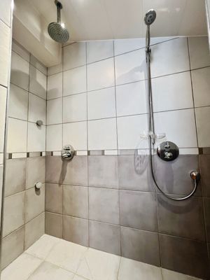 En-suite Shower- click for photo gallery